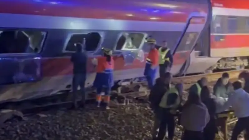 Τραγωδία στην Ισπανία: Σύγκρουση και εκτροχιασμός τρένων υψηλής ταχύτητας – 300 επιβάτες στα συντρίμμια