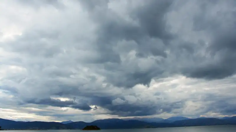 Καιρός: «Παρέλαση» κακοκαιριών προ των πυλών – Πότε θα «χτυπήσουν» οι καταιγίδες και η αφρικανική σκόνη, ο χάρτης των φαινομένων