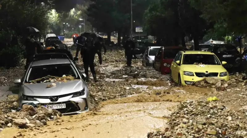 Φονική κακοκαιρία: Γιατί η Αττική «βούλιαξε» σε λίγες ώρες - Δύο νεκροί και εικόνες βιβλικής καταστροφής