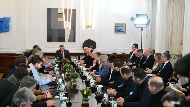 Συνάντηση Μητσοτάκη με αγρότες στο Μαξίμου: «Οι παρόντες διαμορφώνουν τις εξελίξεις»