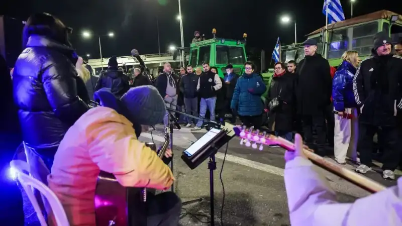 Πρωτοχρονιά στους δρόμους: Οι αγρότες μπήκαν στο 2026 στα μπλόκα, δίπλα στα τρακτέρ