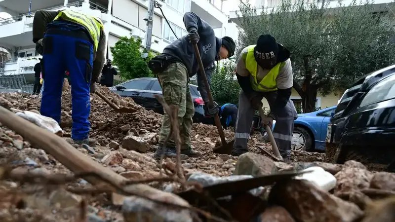 SOS Καλλιάνου για τη Γλυφάδα: «Φοβάμαι ότι αν βρέξει, θα έχουμε πάλι πρόβλημα» – Νέο κύμα κακοκαιρίας το απόγευμα