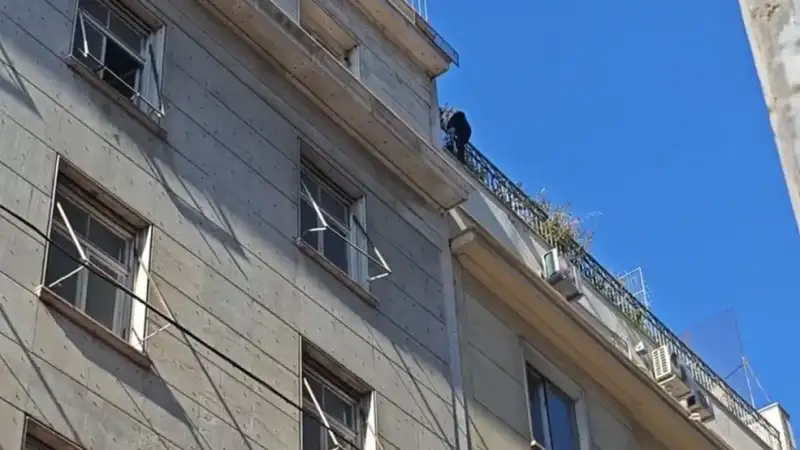 Θρίλερ τώρα στο κέντρο της Αθήνας: Άνδρας απειλεί να πέσει από την ταράτσα της Πολεοδομίας – Κλειστή η Σωκράτους
