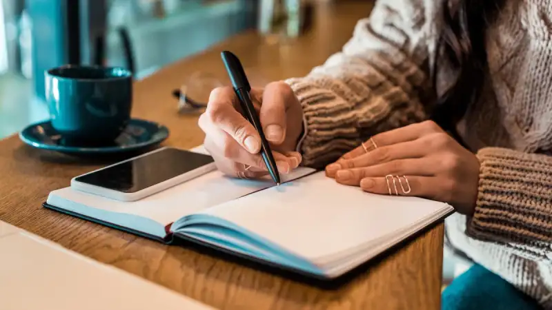 Scripting: Η μέθοδος manifestation που κάνει «πάταγο» στα social media – Πώς θα πετύχετε τους στόχους σας το 2026