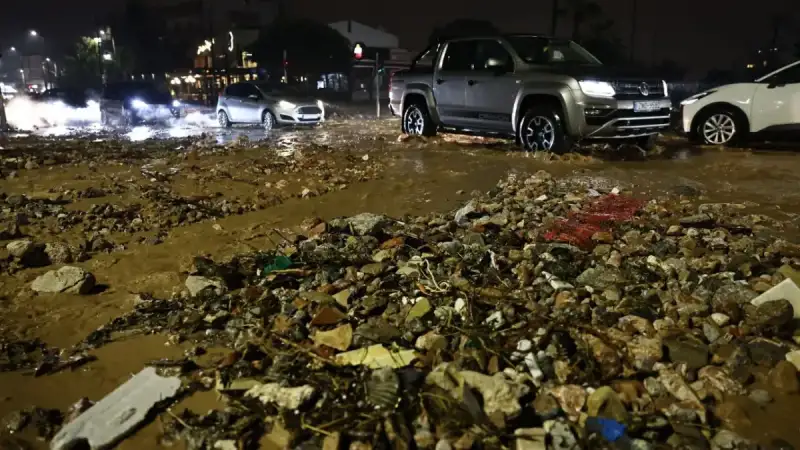 Τραγωδία στη Γλυφάδα: 56χρονη το θύμα. Την καταπλάκωσε όχημα σε χείμαρρο