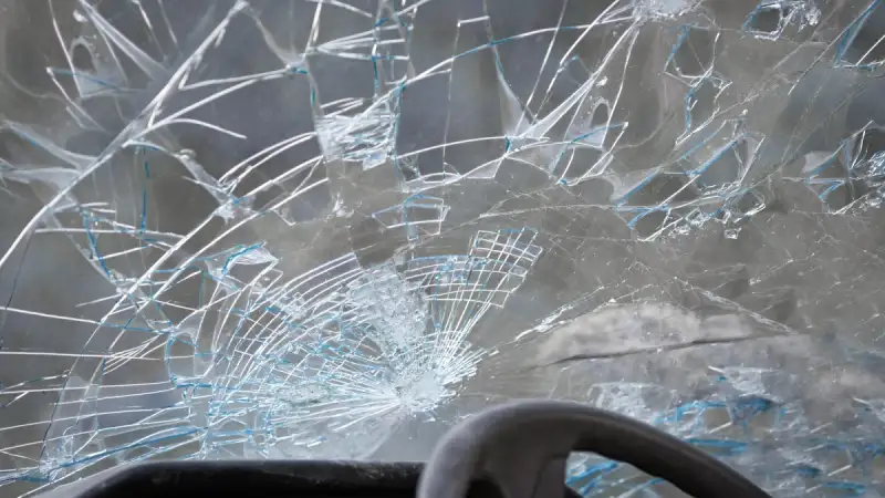 Τραγωδία στην Πάτρα: Δύο νεαρά άτομα νεκρά σε φρικτό τροχαίο