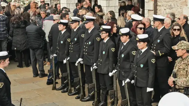 Η Βουλή «υιοθετεί» το παιδί του ήρωα λιμενικού: Η θεσμική στήριξη και το παρασκήνιο με τον Κικίλια