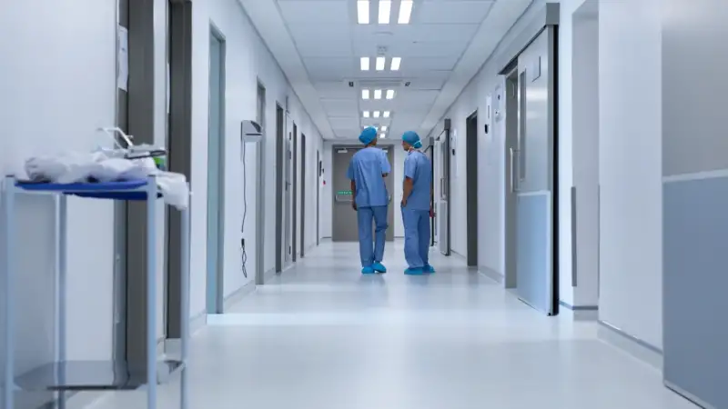 Συναγερμός για την «Υπεργρίπη» στην Ελλάδα: Τι είναι το στέλεχος Κ που στέλνει τους πολίτες στα νοσοκομεία;