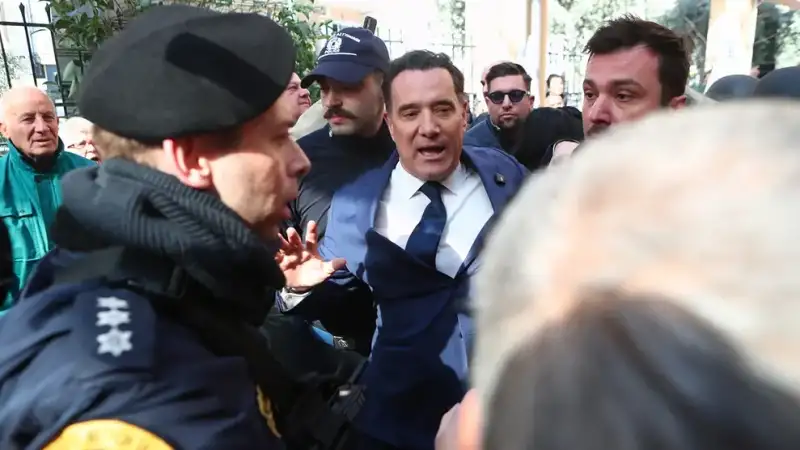 Επεισόδια στο Γενικό Κρατικό Νίκαιας: Σύγκρουση ΜΑΤ και διαδηλωτών κατά την επίσκεψη του Άδωνι Γεωργιάδη