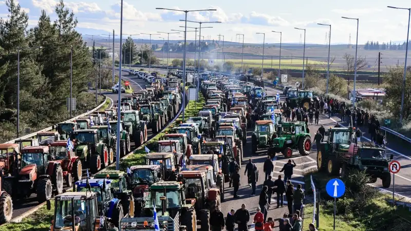 «Παρασκευή και 13» στο Σύνταγμα: Τα τρακτέρ κυκλώνουν την Αθήνα – Σε απόγνωση οι αγρότες
