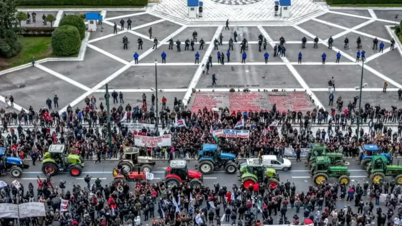 Πόλη από τρακτέρ το Σύνταγμα: Η νύχτα που η ύπαιθρος «εγκαταστάθηκε» στην Αθήνα