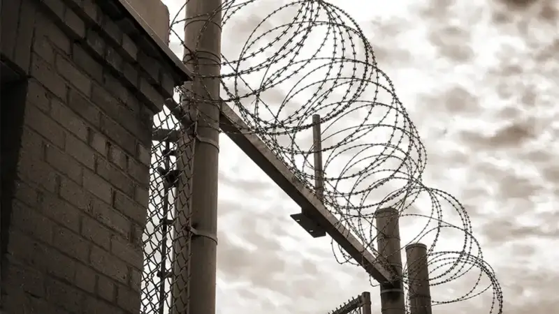 «Πώς μπορεί να δολοφονείται κάποιος μπροστά σου και να μη δεις;»: Οι αντιφάσεις του αρχιφύλακα στον Δομοκό