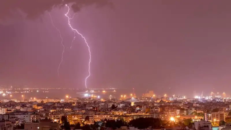 Καιρός: Επικαιροποίηση του εκτάκτου δελτίου της ΕΜΥ – Πού θα χτυπήσουν καταιγίδες και θυελλώδεις άνεμοι