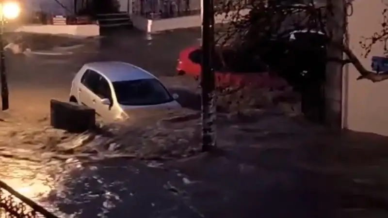 Λήμνος: Η στιγμή που ο ουρανός «άνοιξε» και η γη υποχώρησε – Στο έλεος της κακοκαιρίας το νησί