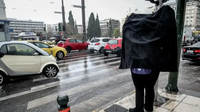 Ισχυρή καταιγίδα παραλύει την Αττική: Καθυστερήσεις στο οδικό δίκτυο