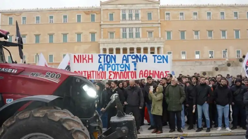 Αγρότες στο Σύνταγμα: Αναχωρούν το μεσημέρι με μήνυμα κλιμάκωσης – «Ο αγώνας συνεχίζεται»