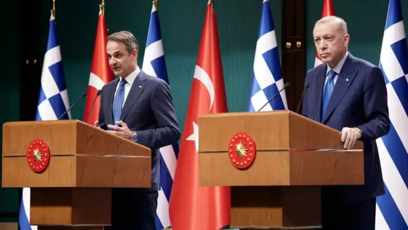 Στην Άγκυρα ο Μητσοτάκης: Η ατζέντα του τετ-α-τετ με τον Ερντογάν. Τα τρία «μέτωπα» πριν το τετ-α-τετ