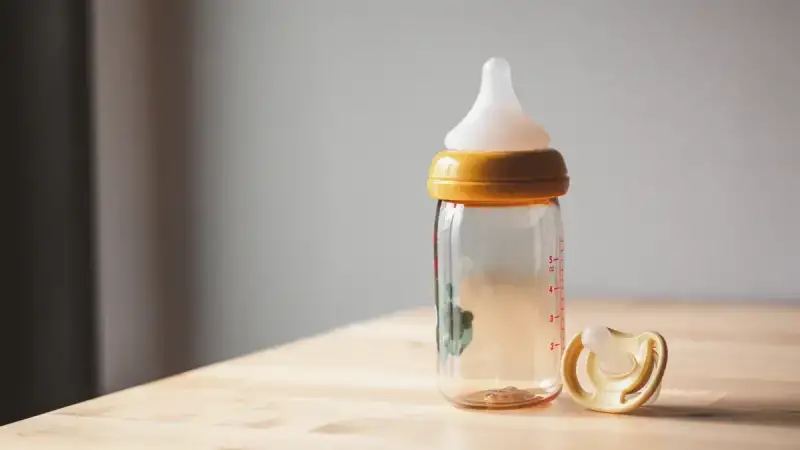 Συναγερμός για το βρεφικό γάλα Guigoz: Η Nestlé αποσύρει νέες παρτίδες λόγω τοξίνης – Τι πρέπει να προσέξουν οι γονείς