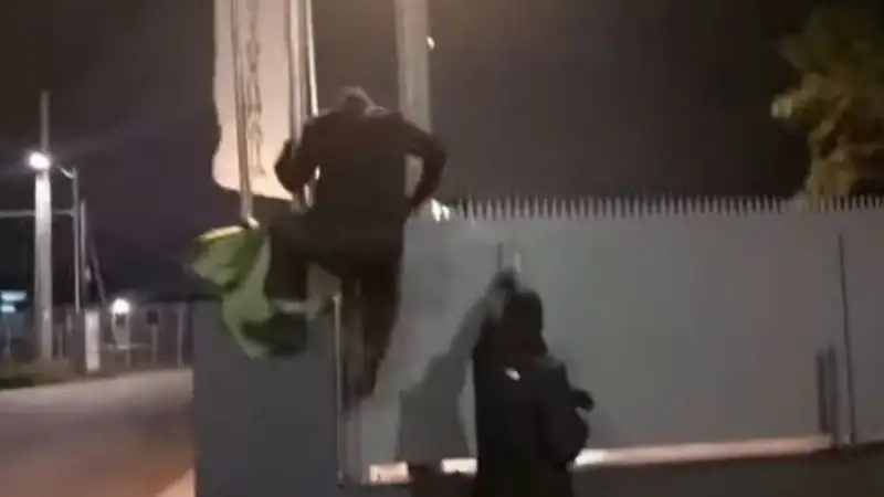 Μπερδεύτηκαν στο Μενίδι: Ο Ρουβίκωνας έσπασε τη τζαμαρία σε λάθος εταιρεία και όχι στη Βιολάντα