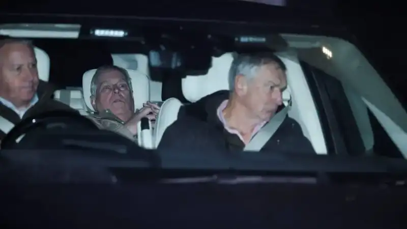 Η ιστορική σύλληψη του Άντριου: Η εικόνα στο πίσω κάθισμα που «πάγωσε» τη Βρετανία