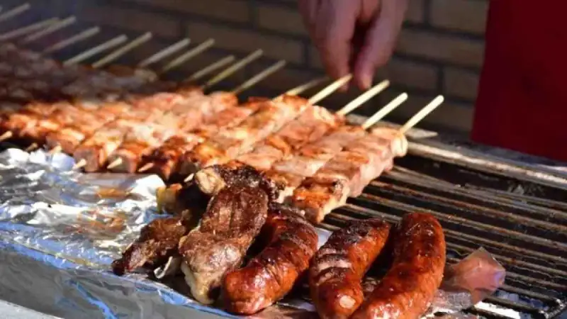 Τσικνοπέμπτη 2026: Είναι τελικά αργία ή ημιαργία; Τι ισχύει για εργαζόμενους και σχολεία