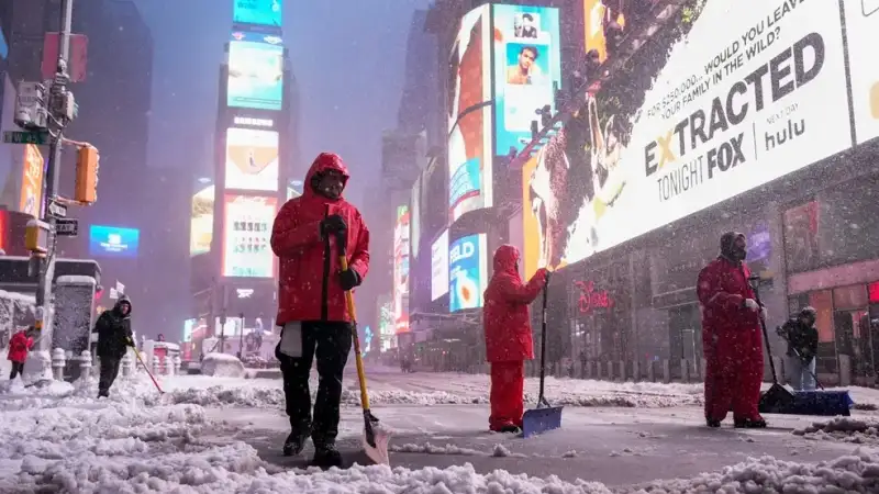 Χιονοθύελλα «τέρας» στις ΗΠΑ: Νέα Υόρκη και Βοστώνη παραλύουν κάτω από το χιόνι