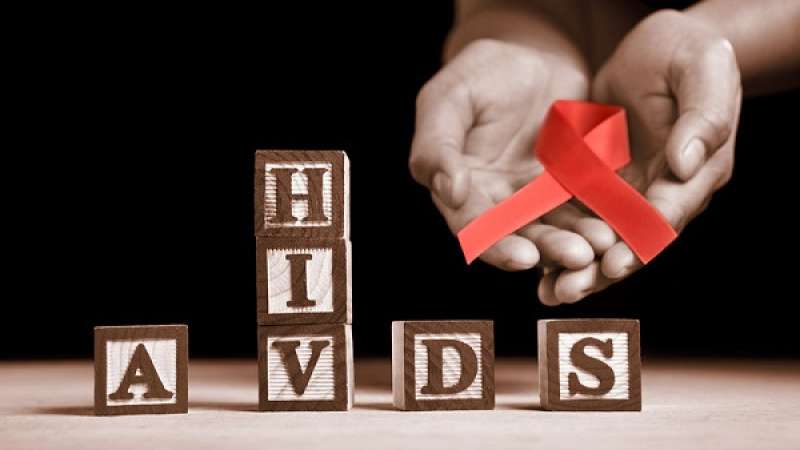 Παγκόσμια Ημέρα κατά του AIDS: Ποια είναι η εικόνα του HIV στην Ελλάδα το 2025 και τι εξακολουθούμε να πιστεύουμε λάθος