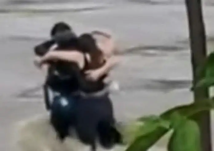 Σπαρακτικό βίντεο: Η τελευταία αγκαλιά τριών φίλων πριν τους «καταπιεί» ορμητικός χείμαρρος