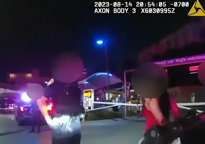 Βίντεο: Σάλος με αστυνομικό που κλειδώθηκε στο περιπολικό με κρατούμενη – «Είσαι ελεύθερος;»