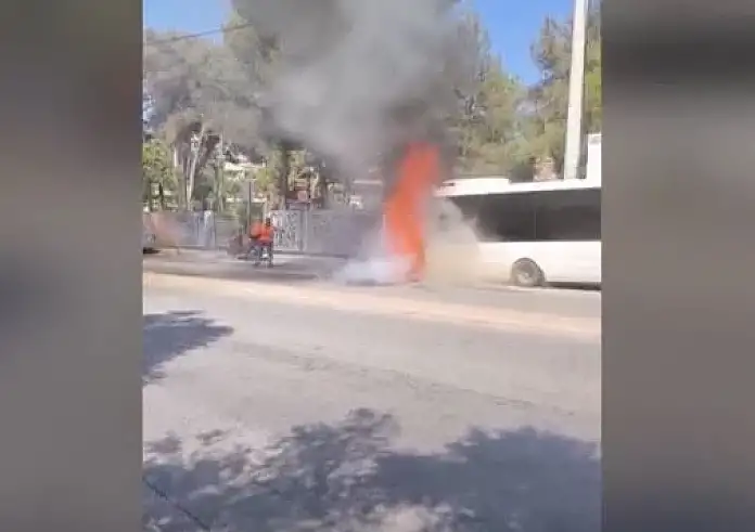 Χαϊδάρι: Φωτιά σε τουριστικό λεωφορείο – Το εγκατέλειψαν έγκαιρα οι επιβάτες