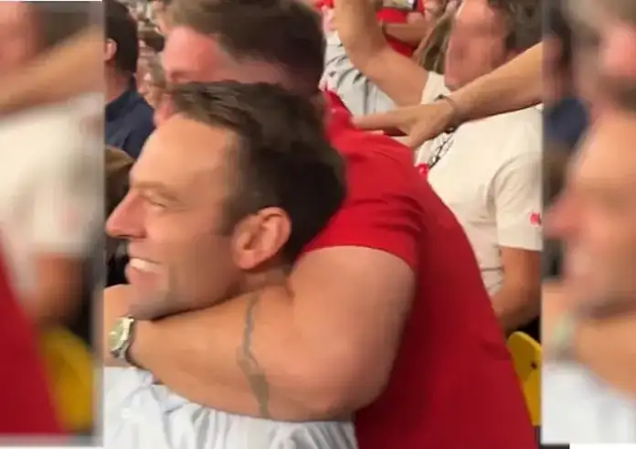 Στέφανος Κασσελάκης: Φίλαθλος τον άρπαξε και τον αγκάλιασε στο γκολ του Ελ Κααμπί στον τελικό του Conference League