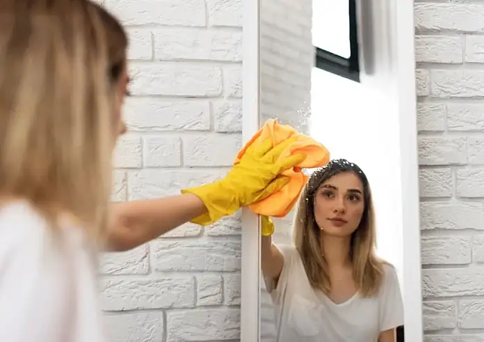 Πέντε εύκολοι και γρήγοροι τρόποι για να καθαρίσεις τους καθρέφτες