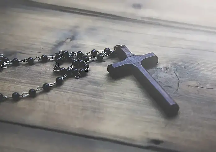 Έφηβος έπαθε ηλεκτροπληξία από τον σταυρό του και κόντεψε να πεθάνει
