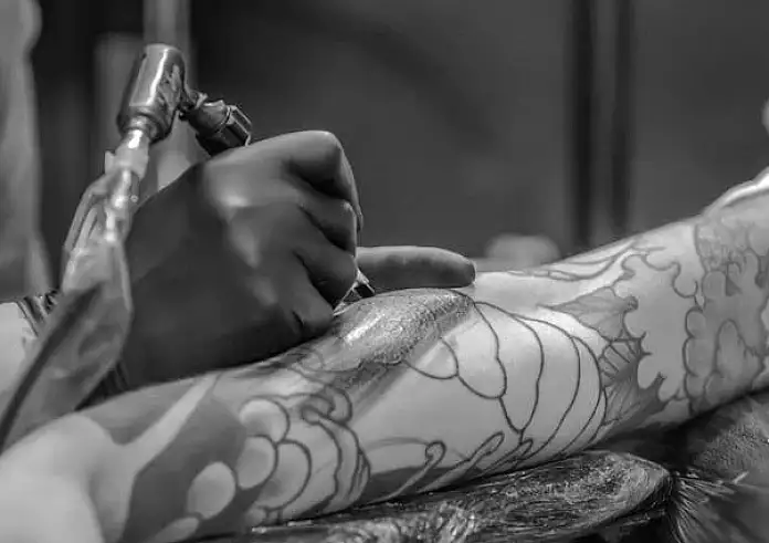 Τατουάζ: Πώς συνδέονται με τον κίνδυνο αιματολογικού καρκίνου