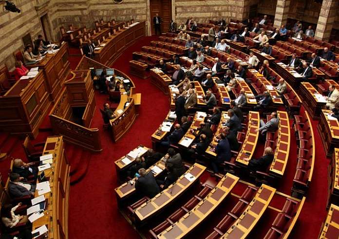 Βουλή: Έγκριση χωρίς διακομματική συναίνεση στο «μπλόκο» για το κόμμα Κασιδιάρη