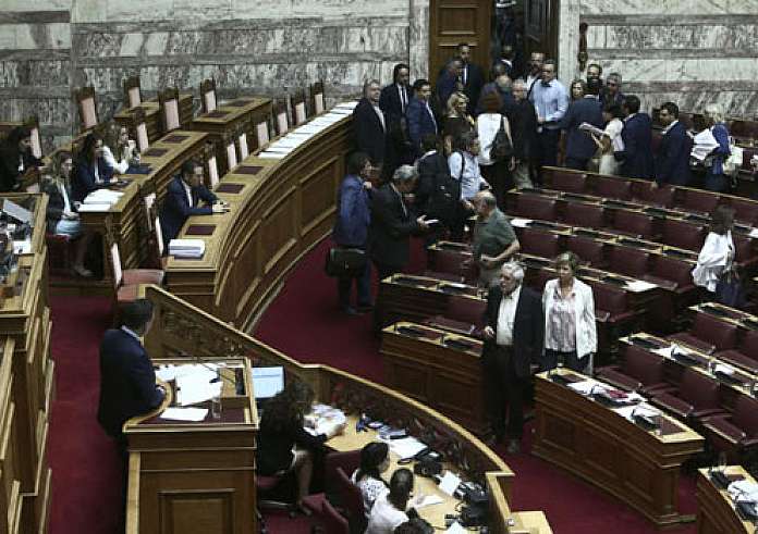 Χαμός στη Βουλή για τις τροπολογίες Βρούτση: Αποχώρησε η αντιπολίτευση - Πλαφόν σε όλες τις συντάξεις