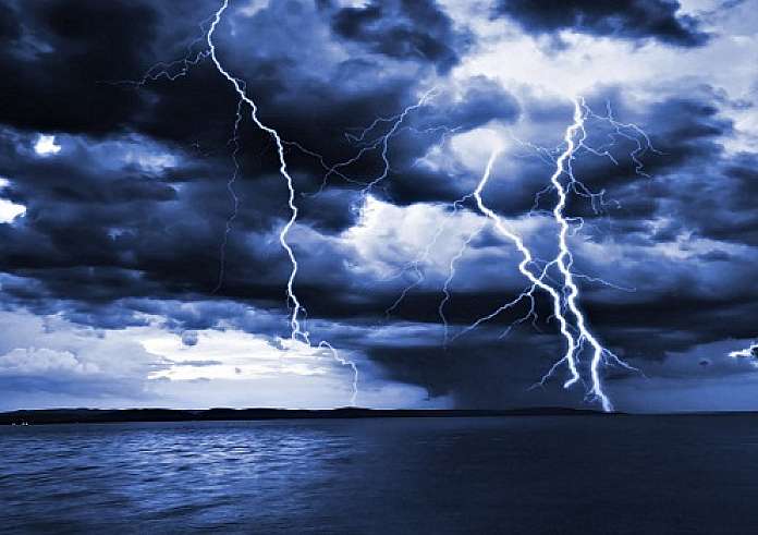 Νέο έκτακτο δελτίο της ΕΜΥ για την κακοκαιρία που «χτυπά» από το απόγευμα τη χώρα με καταιγίδες, χαλάζι, κεραυνούς