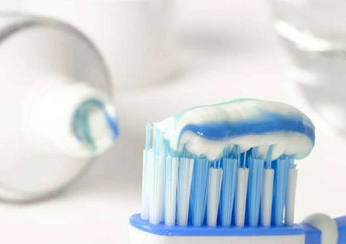 Το λάθος στην χρήση της οδοντόβουρτσας που μπορεί να οδηγήσει σε εξάπλωση μικροβίων