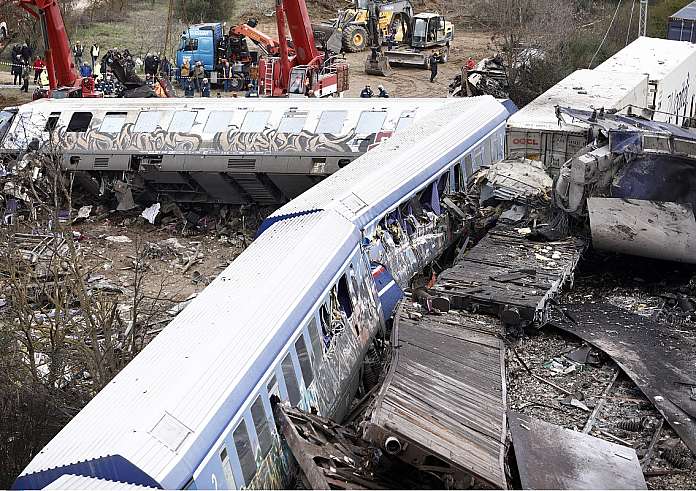 Τέμπη: Νέα στοιχεία από την έκθεση των εμπειρογνωμόνων – «16 επιβάτες κάηκαν από την φωτιά που προκλήθηκε»