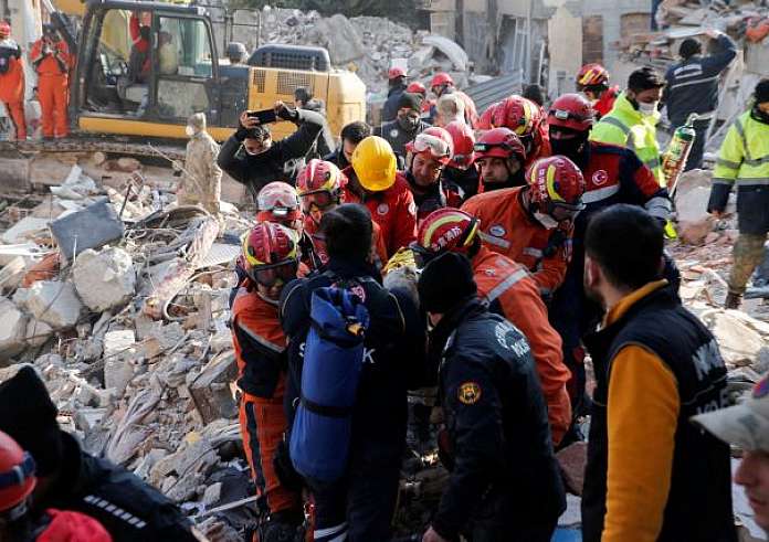Τουρκία: Μια γυναίκα ανασύρθηκε ζωντανή στο Χατάι, 205 ώρες μετά τον σεισμό