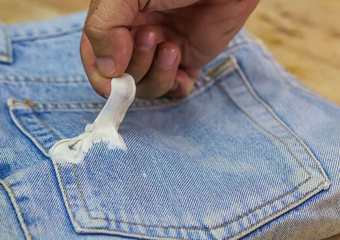 Οι 2 απλοί τρόποι αφαίρεσης της τσίχλα από τα ρούχα