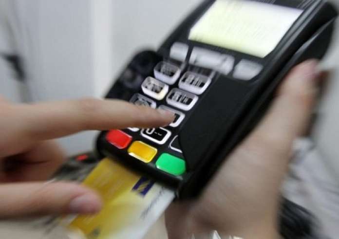 Διπλή χρέωση στο POS: Τι πραγματικά ισχύει όταν «περαστεί» η κάρτα δύο φορές