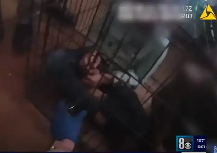 Σοκαριστικό βίντεο: Αστυνομικοί έσωσαν 7 μικρά αδελφάκια - Τα είχαν κλειδώσει σε κλουβί και ήταν κακοποιημένα και υποσιτισμένα