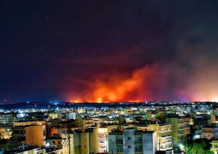 Ανεξέλεγκτη η φωτιά στην Αλεξανδρούπολη: Κάηκαν σπίτια σε Πεύκα και Αετοχώρι