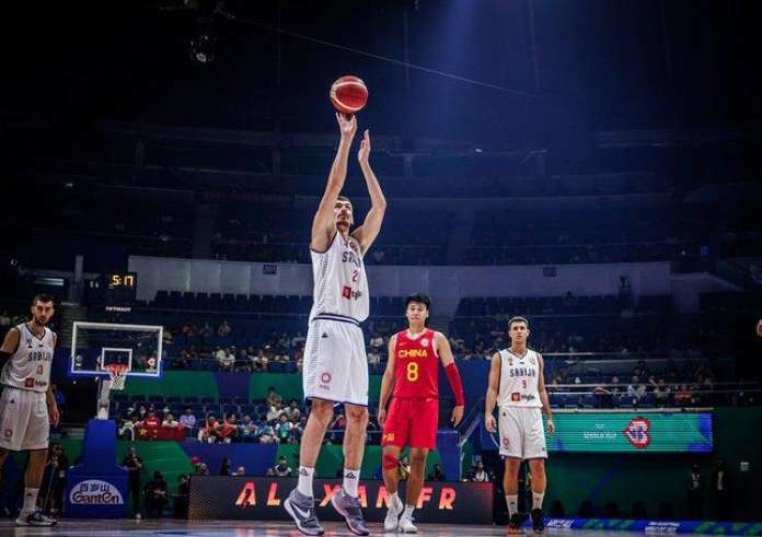 Μουντομπάσκετ 2023: Σοβαρός τραυματισμός παίκτη της Σερβίας από αγκωνιά - Έχασε το νεφρό του