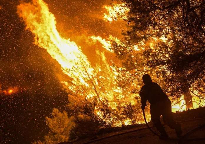 Μεγάλη φωτιά στην Κάρυστο – Ενισχύθηκαν οι δυνάμεις της Πυροσβεστικής