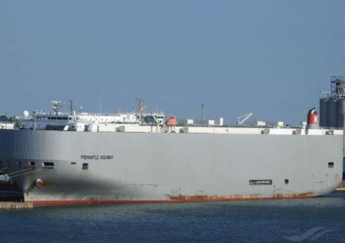 Ένας νεκρός και αρκετοί τραυματίες από φωτιά σε φορτηγό πλοίο με αυτοκίνητα