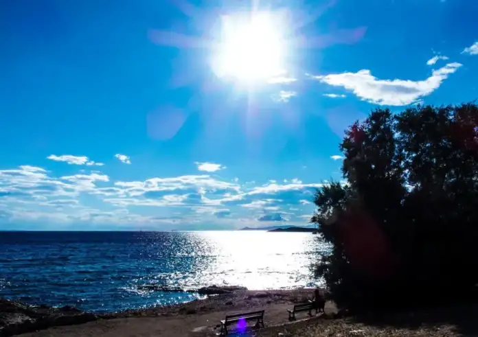 Ηλιοφάνεια και ήπιες θερμοκρασίες σε όλη τη χώρα – Πού αναμένονται τοπικές βροχές