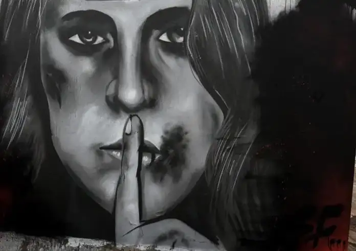 Θεσσαλονίκη: Καταδικάστηκε άνδρας που απείλησε ότι θα σκότωνε τη σύζυγό του επειδή η κόρη τους δεν έπλυνε τα πιάτα