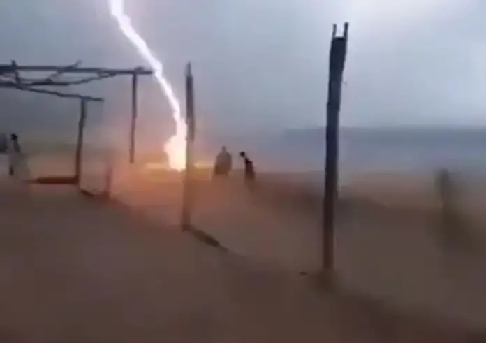 Μεξικό: Κεραυνός χτυπά δύο ανθρώπους σε παραλία και τους σκοτώνει - Βίντεο σοκ